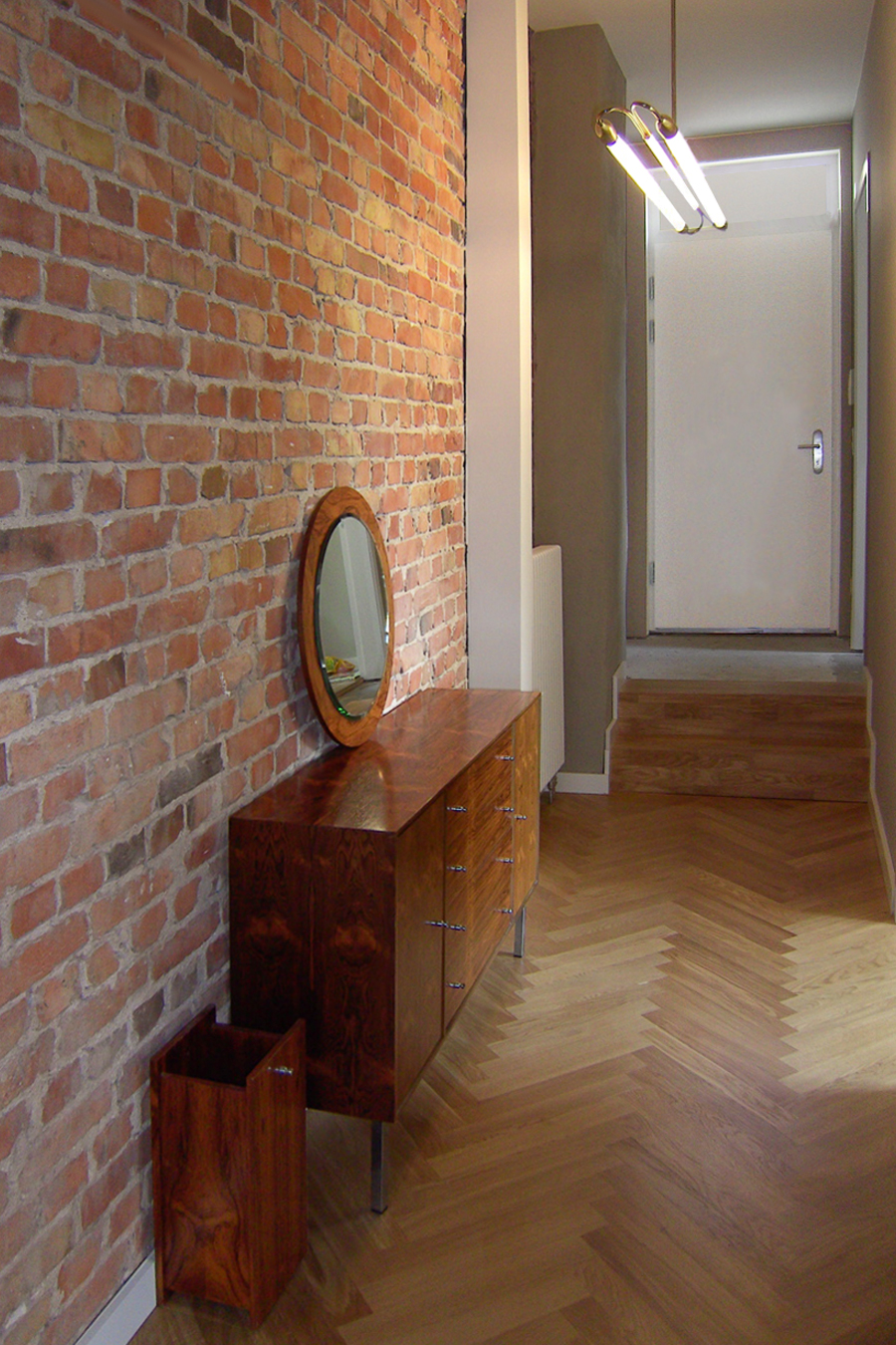 n-vier architekten, attic conversion Berlin-Friedrichshain, exposed brickwork, parquet, apartment hallway