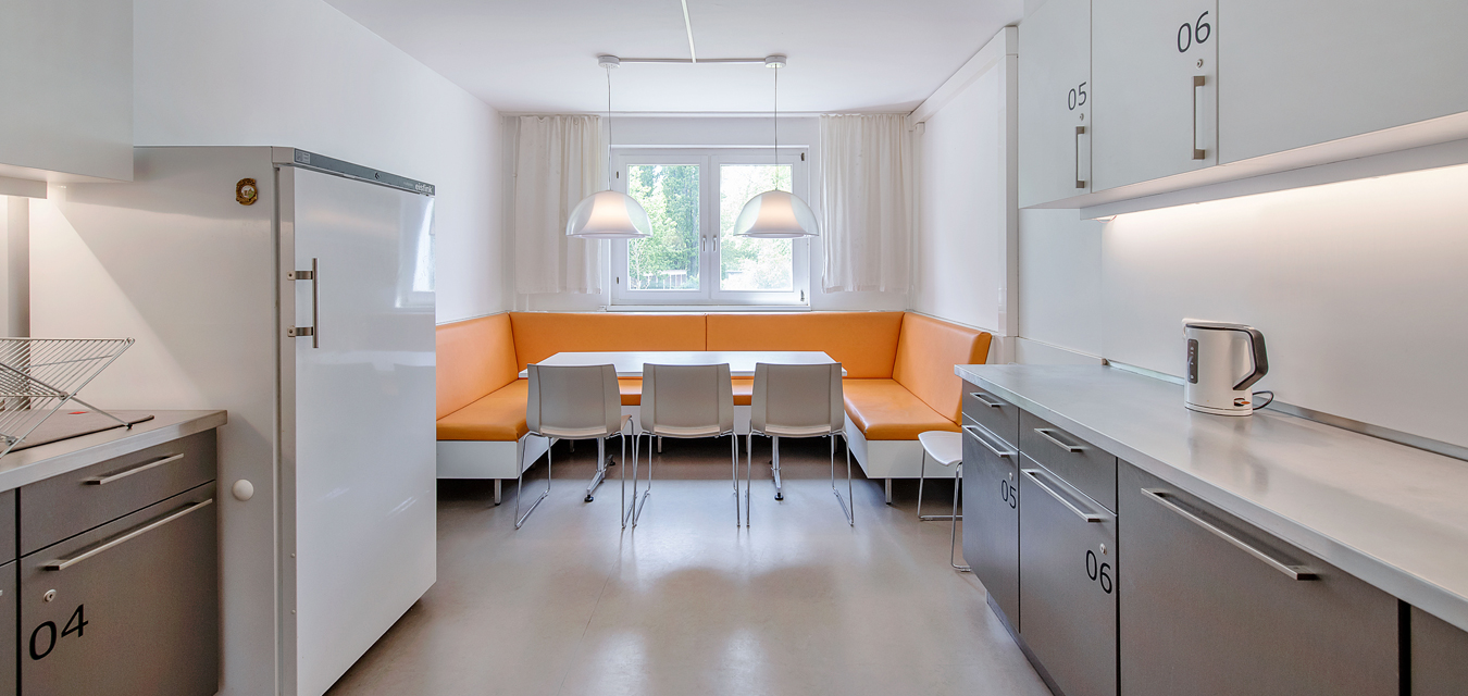 n-vier, renovation Berlin-Lichtenberg, interior design, kitchen, seating area, orange, grey